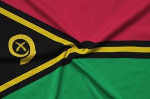 A bandeira de vanuatu é retratada em um tecido esportivo com muitas dobras. bandeira da equipe esportiva foto