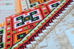 padrão de bordado de malha de arte popular ucraniana tradicional em tecido têxtil foto