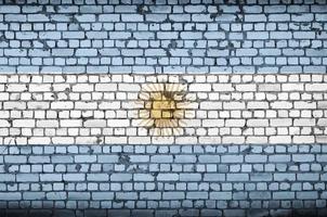 bandeira argentina é pintada em uma parede de tijolos antigos foto