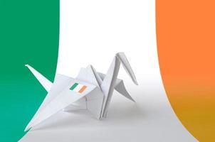 bandeira da irlanda retratada na asa de guindaste de origami de papel. conceito de artes artesanais foto