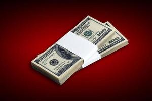 pacote de notas de dólar dos eua isoladas em branco. pacote de dinheiro americano com alta resolução em fundo branco perfeito foto