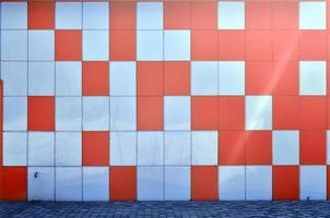 a textura da parede de metal, emoldurada na forma de quadrados coloridos de duas cores. design de parede moderno para o exterior de edifícios residenciais e de escritórios foto