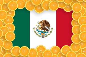 bandeira do méxico em moldura de fatias de frutas cítricas frescas foto