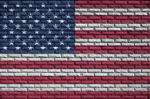 bandeira dos estados unidos da américa é pintada em uma parede de tijolos antigos foto