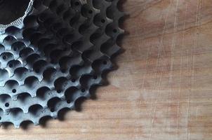 roda dentada traseira de uma bicicleta de montanha deitada sobre uma mesa de madeira em uma loja de bicicletas foto