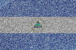 bandeira da nicarágua retratada em muitas pequenas lantejoulas brilhantes. fundo colorido festival para festa foto