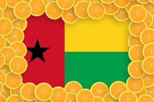 bandeira da Guiné-Bissau em moldura de fatias de frutas cítricas frescas foto