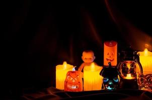 foco seletivo na lanterna frontal de cor laranja com velas de foco turva para o conceito de fundo assustador de halloween. foto