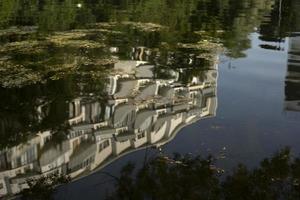 reflexo da casa na água. superfície do lago. lagoa da cidade. foto