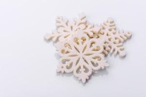 lindo pão de gengibre em um prato de cerâmica marrom com enfeites de árvore de natal foto