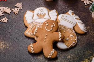 lindo pão de gengibre em um prato de cerâmica marrom com enfeites de árvore de natal foto