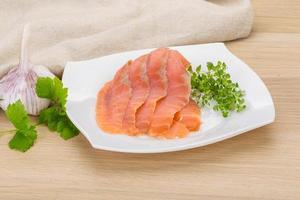 vista de prato de salmão fatiado foto