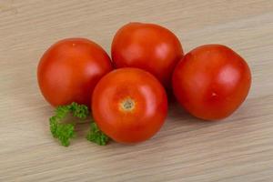 tomate na madeira foto