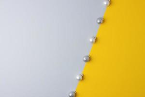 fundo mínimo cinza e amarelo de natal com bola cinza. postura plana, copie o espaço foto