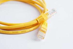 rede de conexão de internet por cabo lan, cabo ethernet conector rj45. foto
