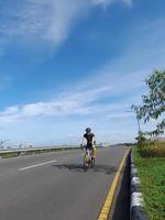 ilha de lombok, indonésia, 8 de outubro de 2022, um dos ciclistas participando do triatlo ironman 70.3 na ilha de lombok, indonésia foto