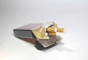 o maço de cigarros isolado em um fundo branco foto