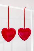 dois corações de vidro vermelho pendurados