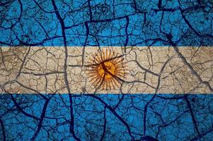padrão de solo seco na bandeira da argentina. país com conceito de seca. problema da água. país de terra seca rachada. foto