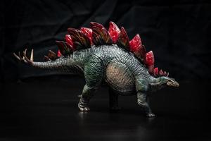 dinossauro, estegossauro no escuro foto