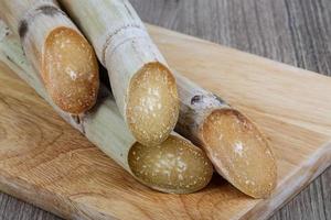 brotos de bambu na madeira foto