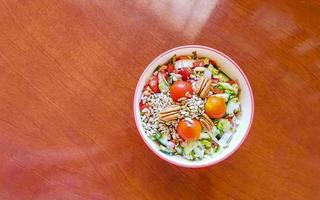 tigela de salada com pepino tomate verdes brócolis México. foto