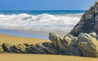 extremamente grandes ondas de surfista na praia puerto escondido méxico. foto