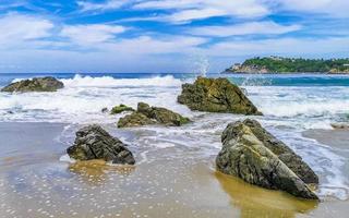 extremamente grandes ondas de surfista na praia puerto escondido méxico. foto