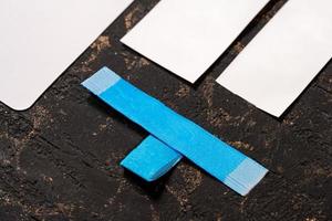 um tiro de close-up de etiquetas de papel azul e branco em branco para vendas de roupas foto
