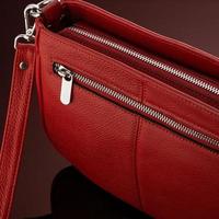 um tiro de close-up de uma bolsa de couro vermelho de luxo