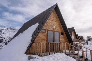 as cabanas de madeira cercadas pela neve. uma área de lazer nas montanhas foto