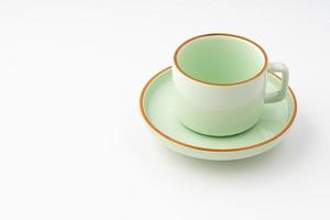 uma xícara de chá de cerâmica verde isolada no fundo branco foto