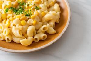 macarrão com queijo de milho cremoso no prato foto