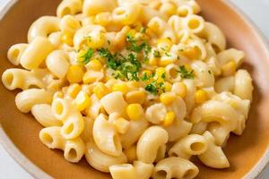 macarrão com queijo de milho cremoso no prato foto