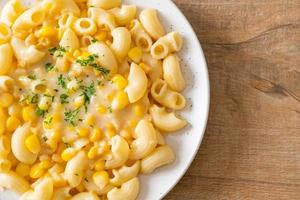 macarrão com queijo de milho cremoso no prato foto