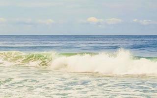 extremamente grandes ondas de surfista na praia puerto escondido méxico. foto