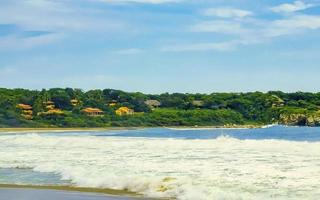 praia com belas ondas enormes de surfista puerto escondido méxico. foto