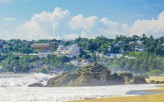 extremamente grandes ondas de surfista na praia puerto escondido méxico. foto