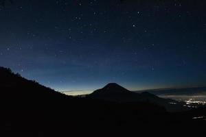 vista noturna do monte prau foto