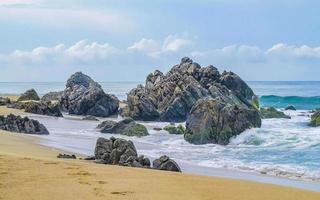 extremamente grandes ondas de surfista na praia puerto escondido méxico. foto