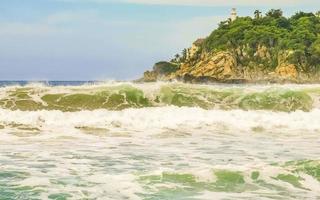 extremamente grandes ondas de surfista na praia puerto escondido méxico. foto