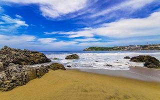 extremamente grandes ondas de surfista na praia puerto escondido méxico. foto