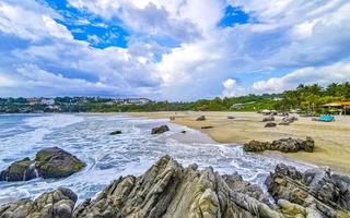 extremamente grandes ondas de surfista na praia puerto escondido méxico. foto