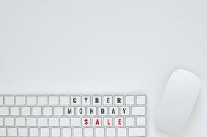 postura plana de teclado e mouse em fundo branco para o conceito de venda online cyber segunda-feira. foto