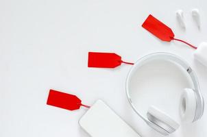 postura plana do gadget com preço vermelho sobre fundo branco para o conceito de venda on-line de segunda-feira cibernética. foto
