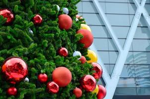 árvore de natal decora com enfeites vermelhos e amarelos para férias de natal em dezembro foto