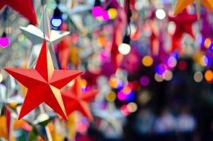 enfeites de estrelas coloridas pendurados para decorar para o feriado de natal. foto