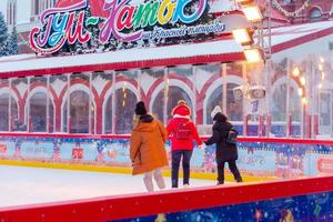 moscou, rússia, 2020 - pessoas patinando no gelo durante as férias de inverno na praça vermelha no centro de moscou foto