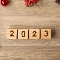 2023 feliz ano novo com decoração de natal. novo começo, resolução, objetivos, plano, ação e conceito de missão foto
