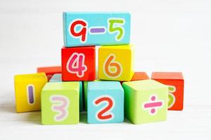 cubos de bloco de madeira de número para aprender matemática, conceito de matemática educacional. foto